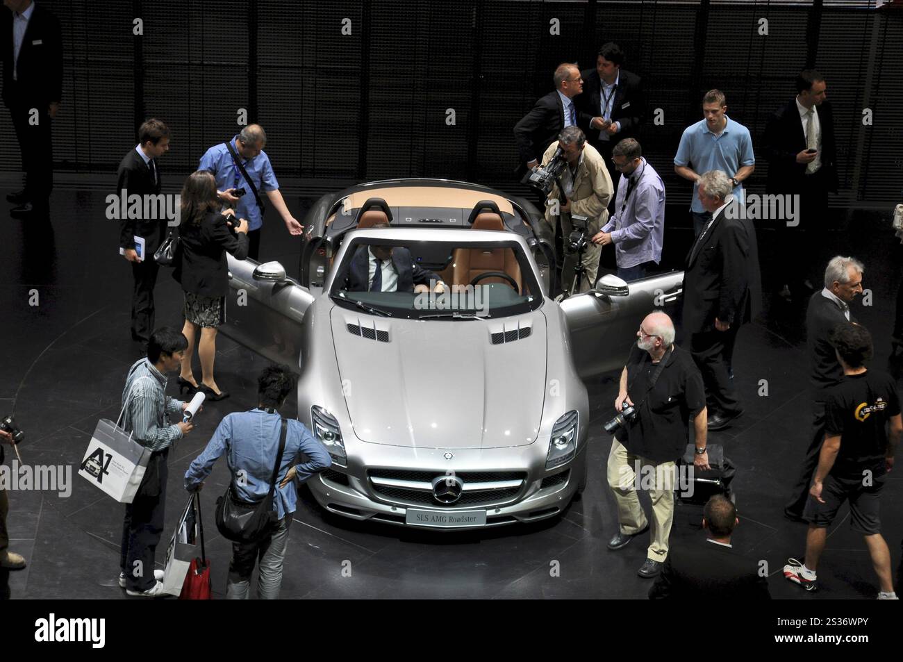 Le public à l'IAA au Mercedes SLS AMG Roadster Banque D'Images