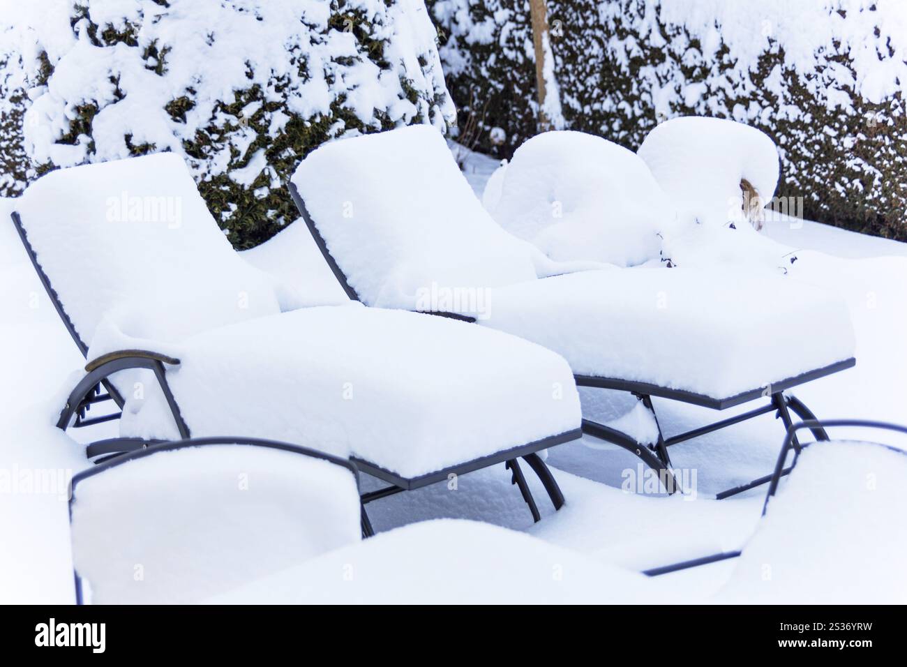 Mobilier de jardin enneigé, photo symbolique pour la restauration et l'hôtellerie en hiver, faible utilisation des capacités Autriche Banque D'Images