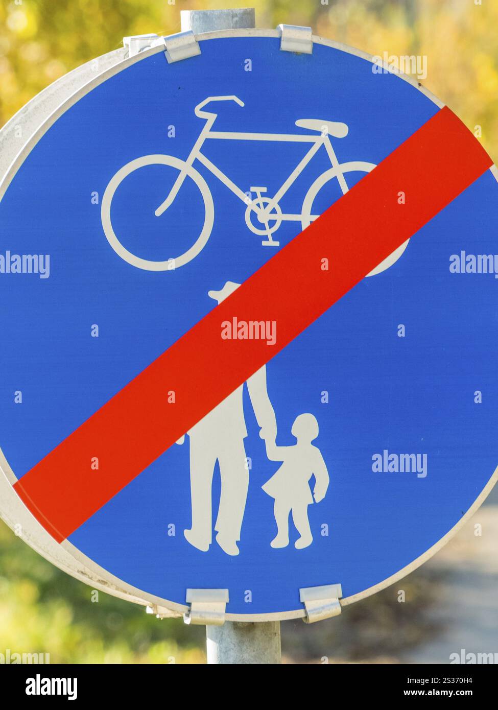 Panneau indiquant la piste cyclable et la chaussée. Coexistence dans le trafic routier Autriche Banque D'Images