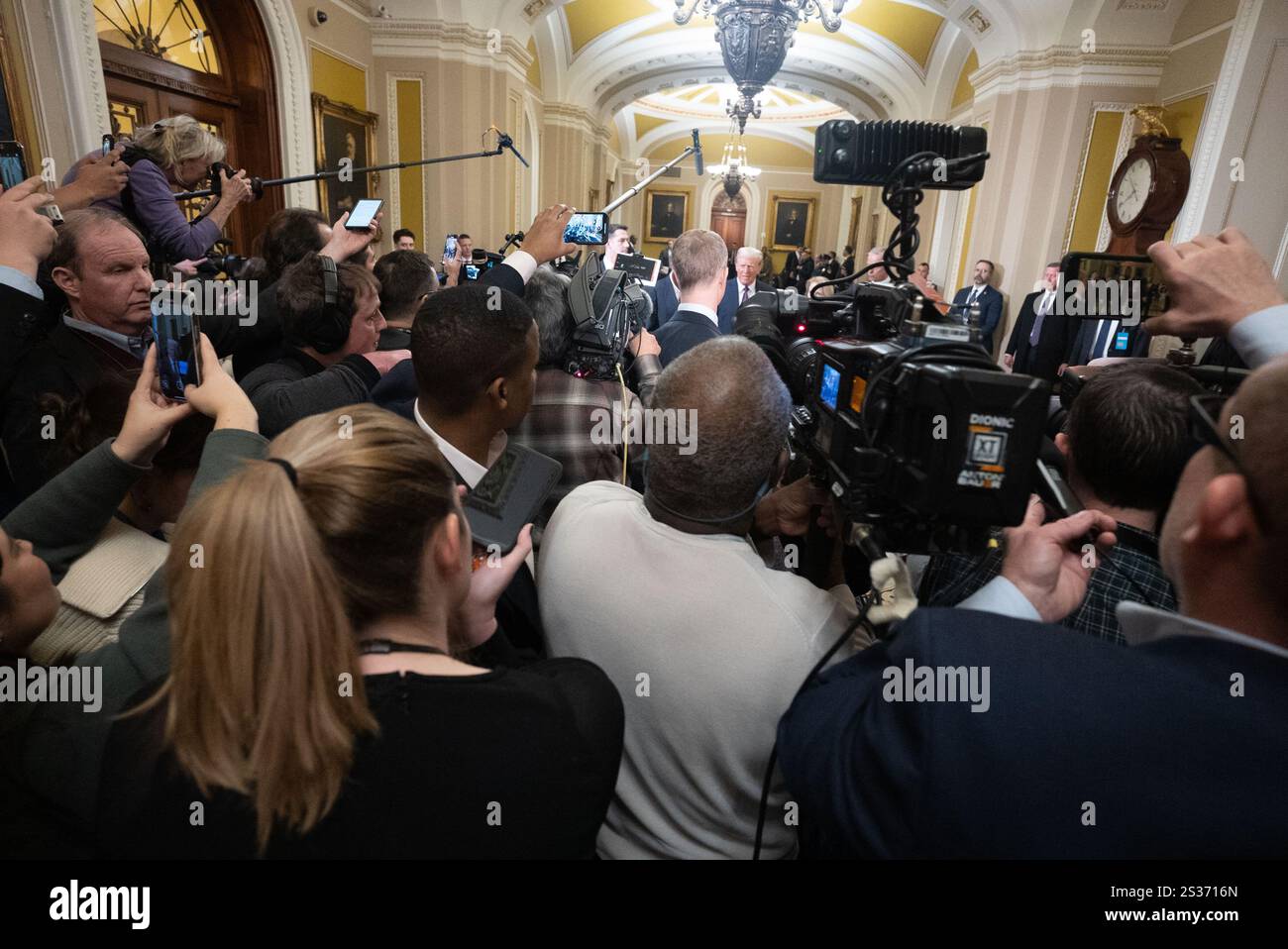 Washington, District de Columbia, États-Unis. 8 janvier 2025. Le président élu Donald Truump a parlé aux journalistes sur Capitol Hill mardi après avoir rencontré les sénateurs du GOP et pour pousser son programme législatif, le 8 janvier 2025 (crédit image : © Douglas Christian/ZUMA Press Wire) USAGE ÉDITORIAL SEULEMENT! Non destiné à UN USAGE commercial ! Banque D'Images