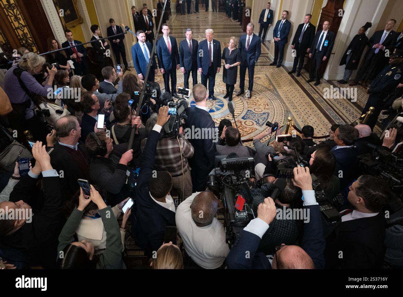 Washington, District de Columbia, États-Unis. 8 janvier 2025. Le président élu Donald Truump a parlé aux journalistes sur Capitol Hill mardi après avoir rencontré les sénateurs du GOP et pour pousser son programme législatif, le 8 janvier 2025 (crédit image : © Douglas Christian/ZUMA Press Wire) USAGE ÉDITORIAL SEULEMENT! Non destiné à UN USAGE commercial ! Banque D'Images