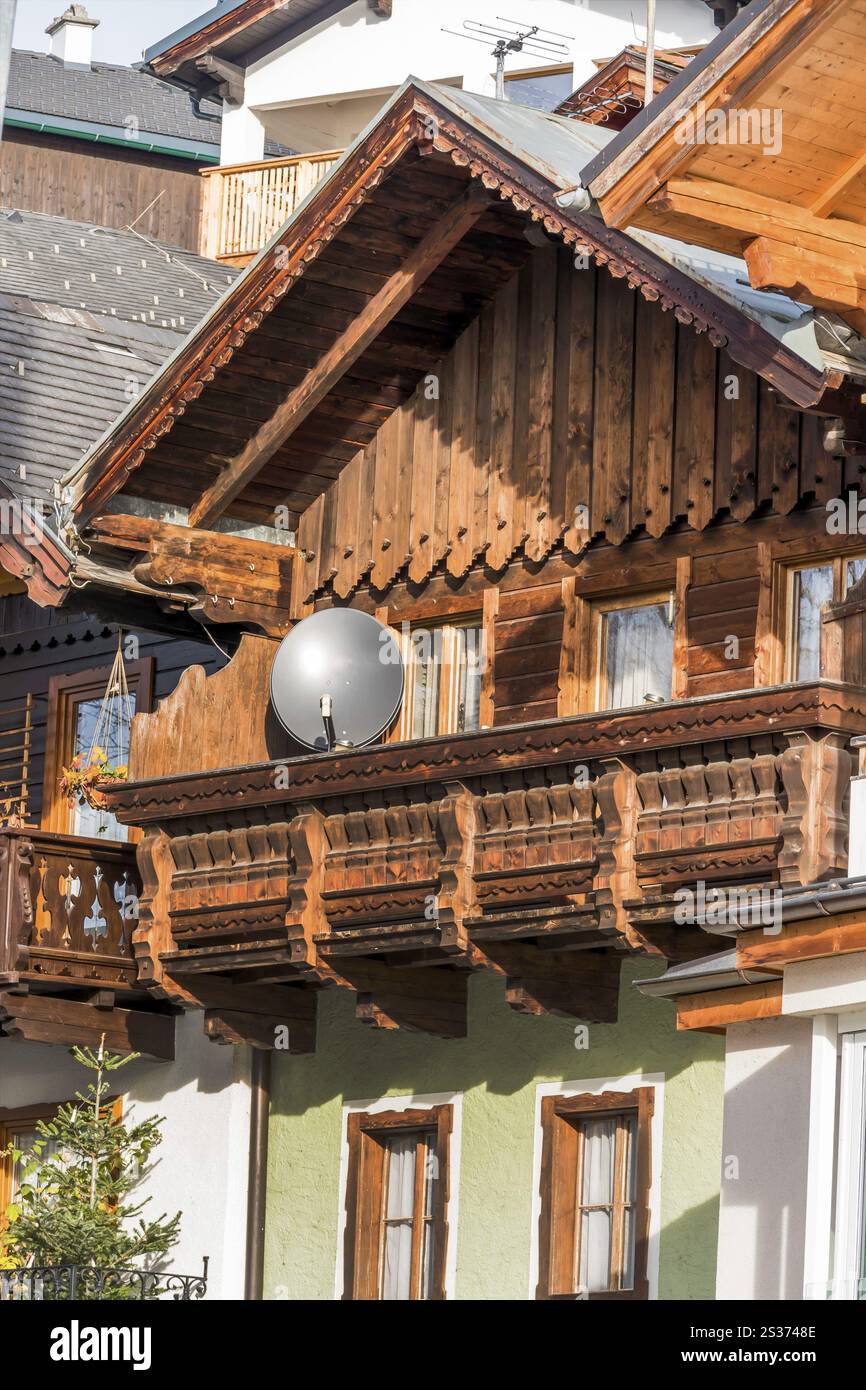 Maison traditionnelle avec antenne parabolique, symbole de communication, radio, télévision, internet Autriche Banque D'Images