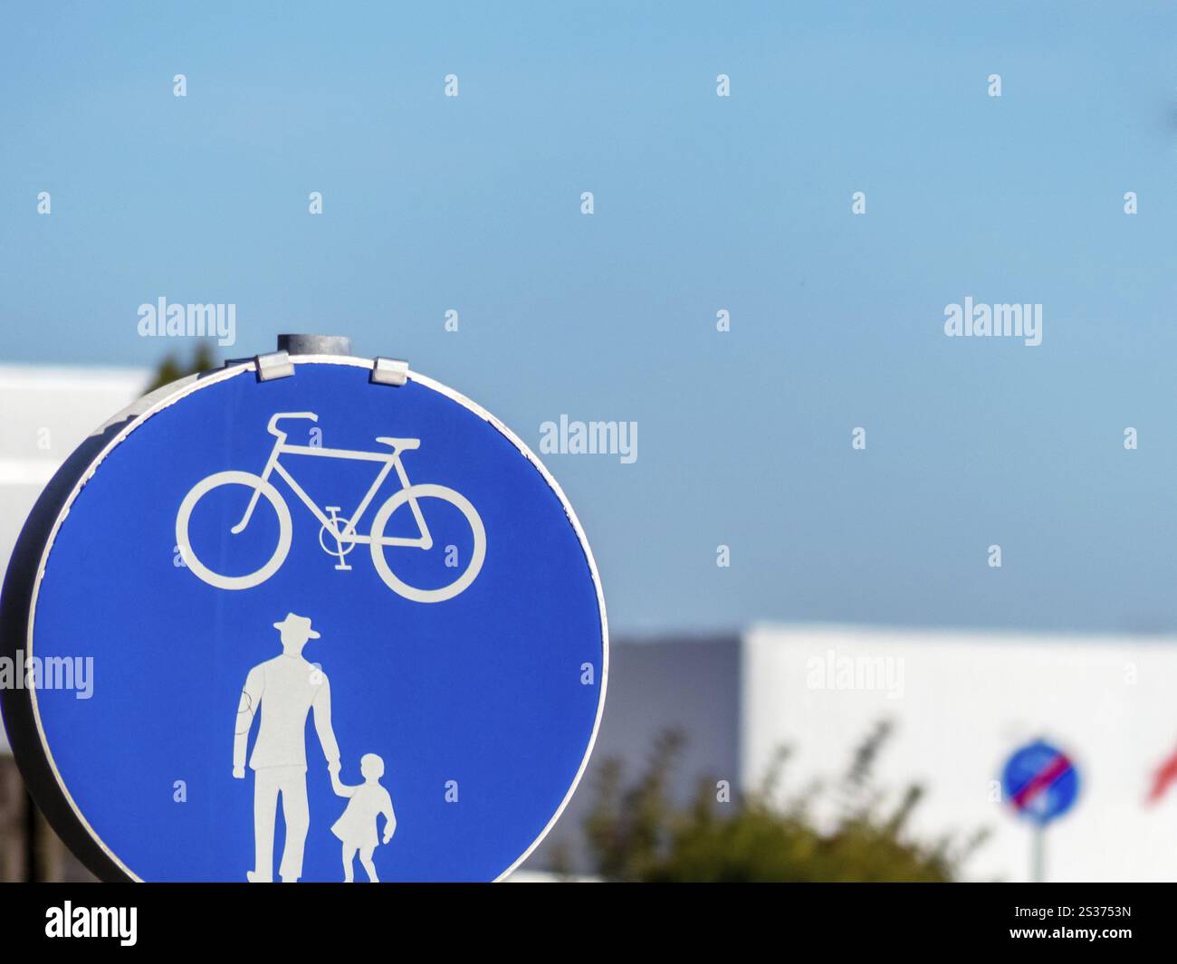 Panneau indiquant la piste cyclable et la chaussée. Coexistence dans le trafic routier Autriche Banque D'Images