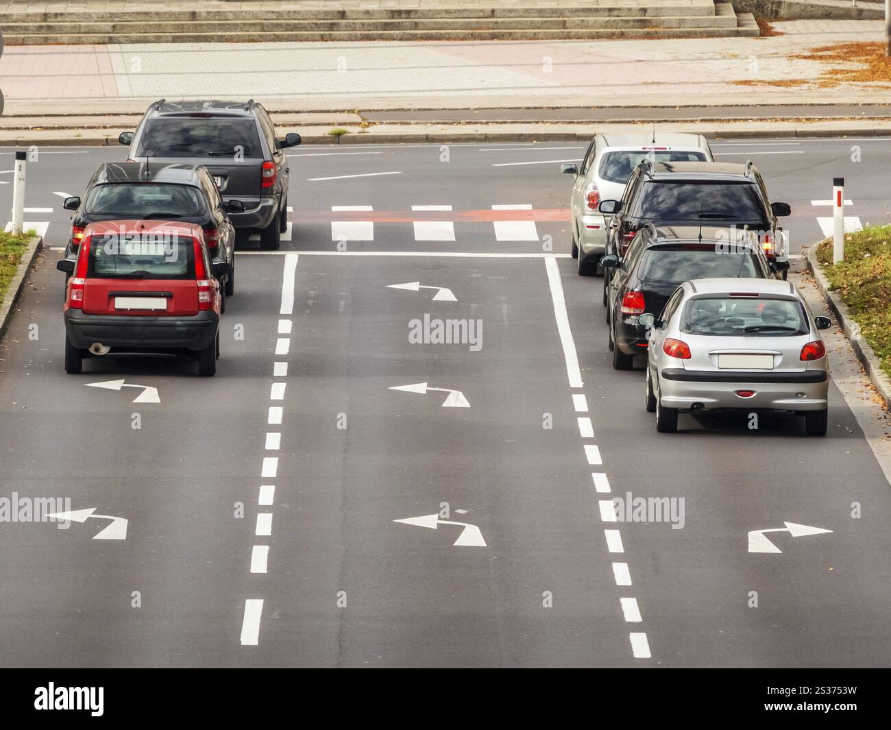 La jonction d'une route dans la ville. Avec des directives pour éteindre l'Autriche Banque D'Images