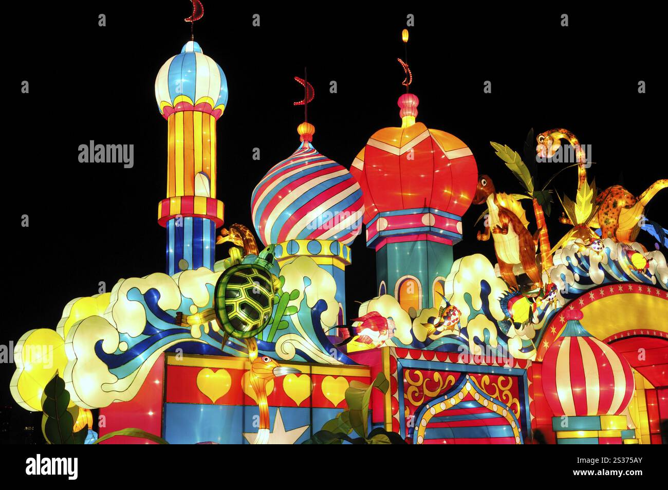 Festival des lanternes chinoises à Toronto. Magnifique illumination colorée qui brille la nuit. Ontario place, Toronto, Canada 2008. Banque D'Images