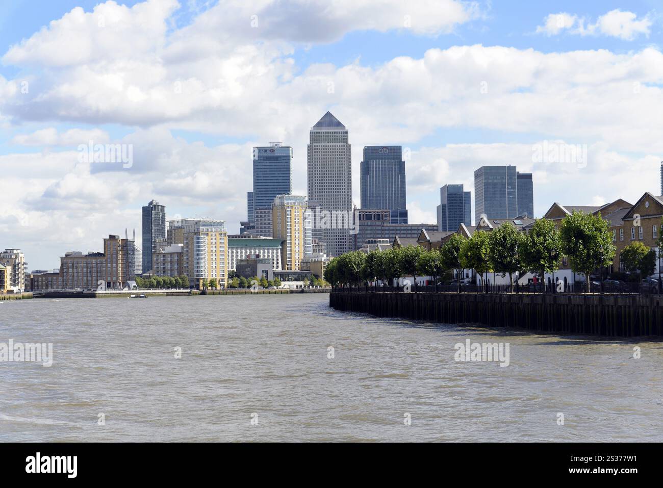 Docklands, quartier financier, quartier bancaire, Canary Wharf, Londres, Angleterre, gratte-ciel de Canary Wharf avec des arbres verts le long de la rivière à Londo Banque D'Images