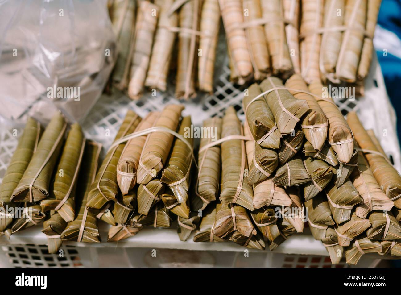 Riz collant et haricots enveloppés dans une feuille parfumée. Une collation traditionnelle indonésienne appelée Leupeut Banque D'Images