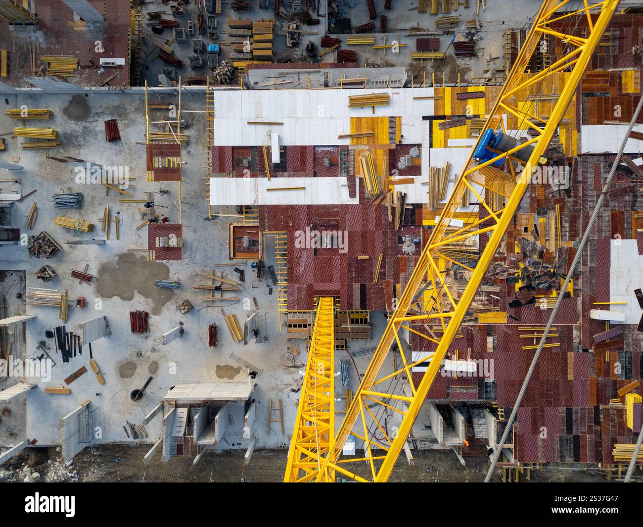 Le site de construction présente des matériaux et des équipements vibrants sous la lumière du soleil dans une zone urbaine Banque D'Images