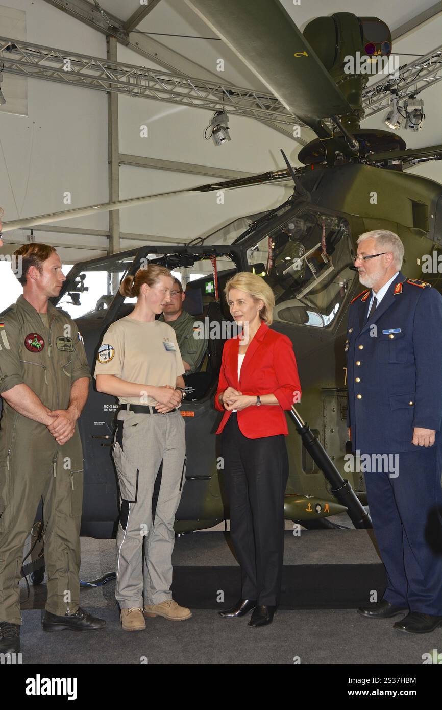 Le ministre de la Défense von der Leyen en conversation avec d'anciens soldats afghans, l'ex-capitaine Constance Pinsdorf et le sergent-major Jens Bernhardt Banque D'Images