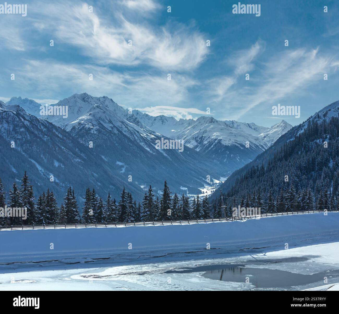 Paysage de montagne d'hiver avec le lac. Région de ski Kappl dans les montagnes du Tyrol, Autriche. Banque D'Images