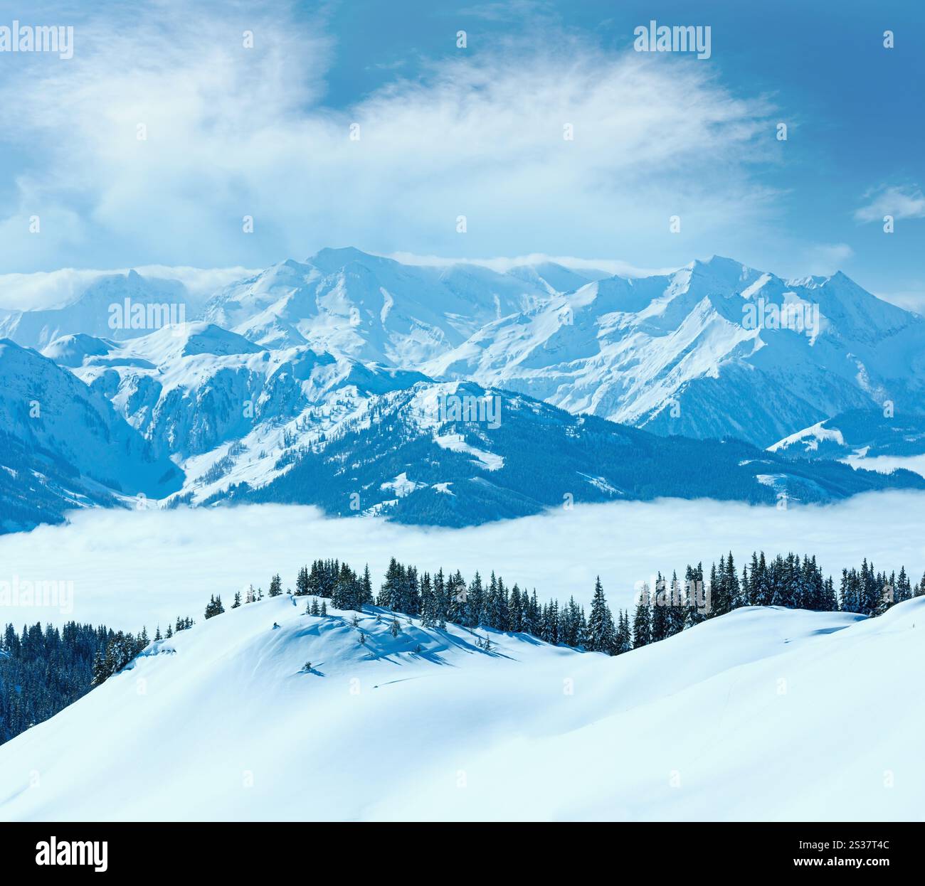 Paysage de montagne Hiver Matin de nuages dans la vallée ci-dessous (Hochkoenig région, Autriche) Banque D'Images