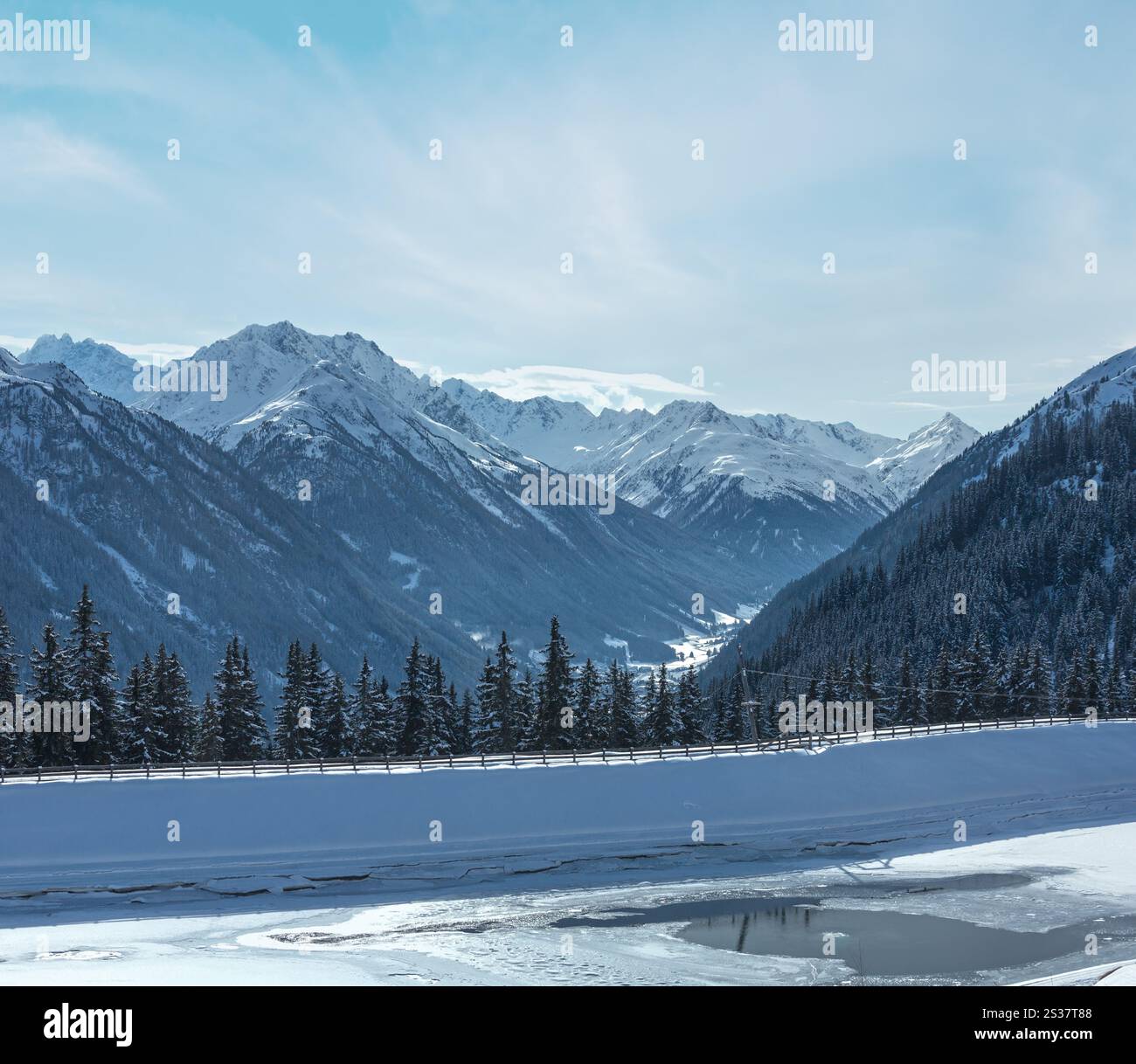 Paysage de montagne d'hiver avec le lac. Région de ski Kappl dans les montagnes du Tyrol, Autriche. Banque D'Images