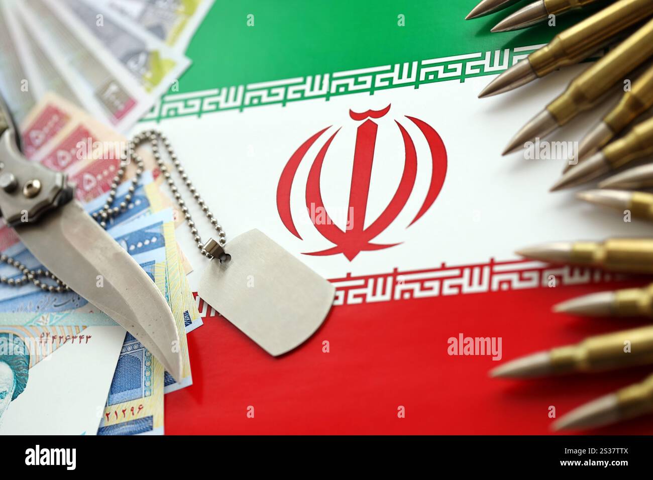 Beaucoup de balles et de rials iraniens billets d'argent sur le drapeau de la République islamique d'Iran se rapprochent. De nombreuses balles et rials iraniens billets d'argent sur le drapeau de Banque D'Images