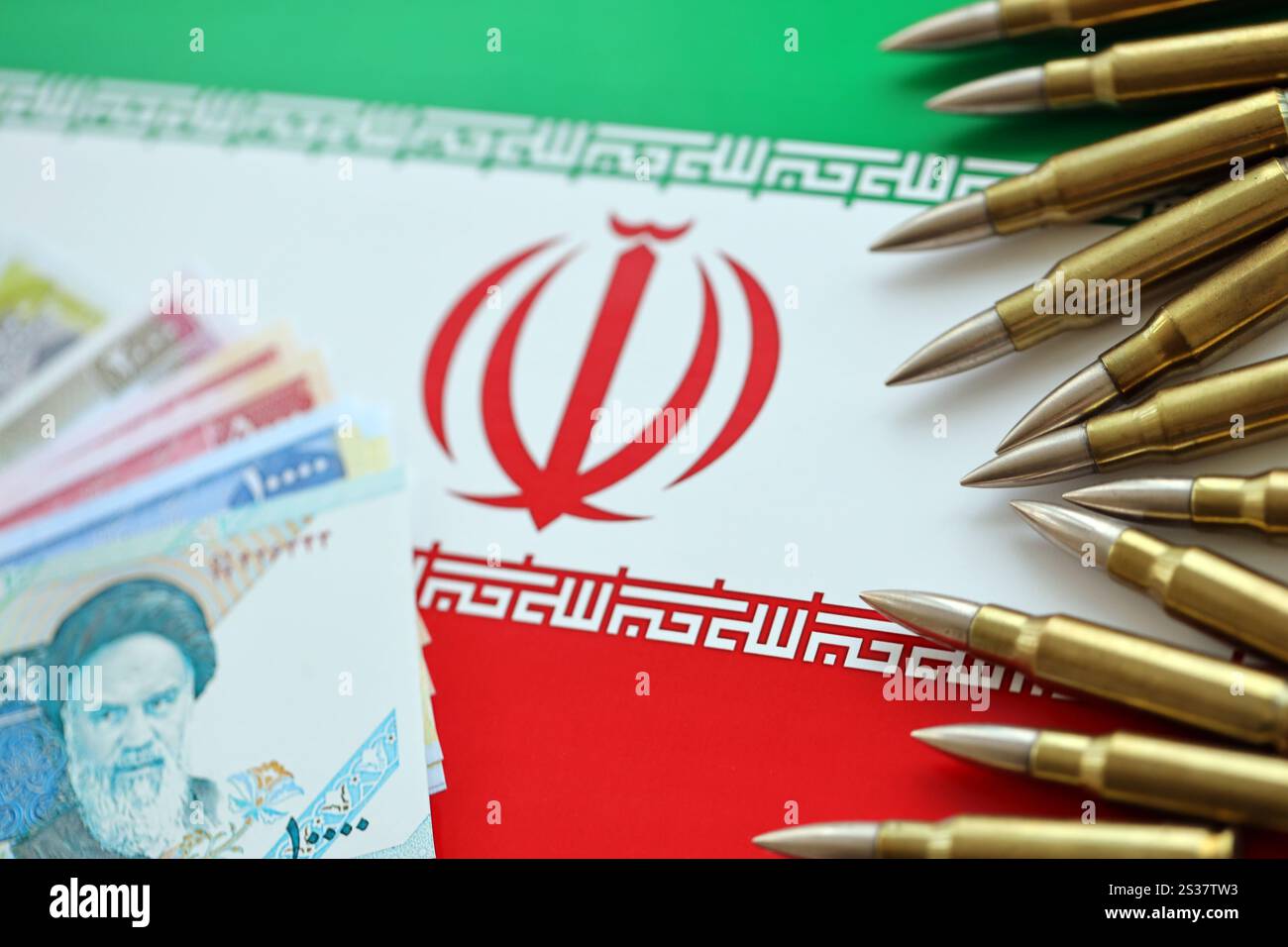 Beaucoup de balles et de rials iraniens billets d'argent sur le drapeau de la République islamique d'Iran se rapprochent. De nombreuses balles et rials iraniens billets d'argent sur le drapeau de Banque D'Images