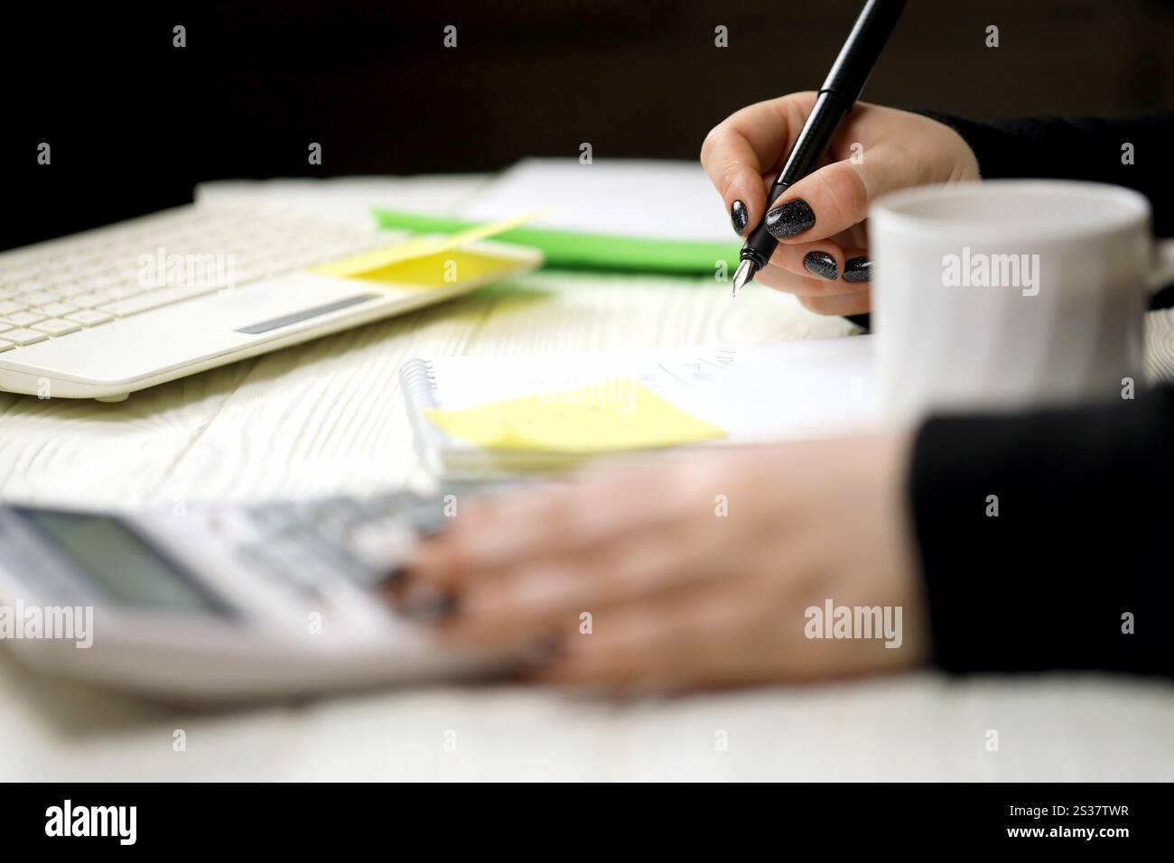 Jeune femme stressée calculant les dépenses mensuelles de la maison, l'impôt, le solde du compte bancaire et le paiement des factures de carte de crédit Fermer. Jeune femme stressée Banque D'Images