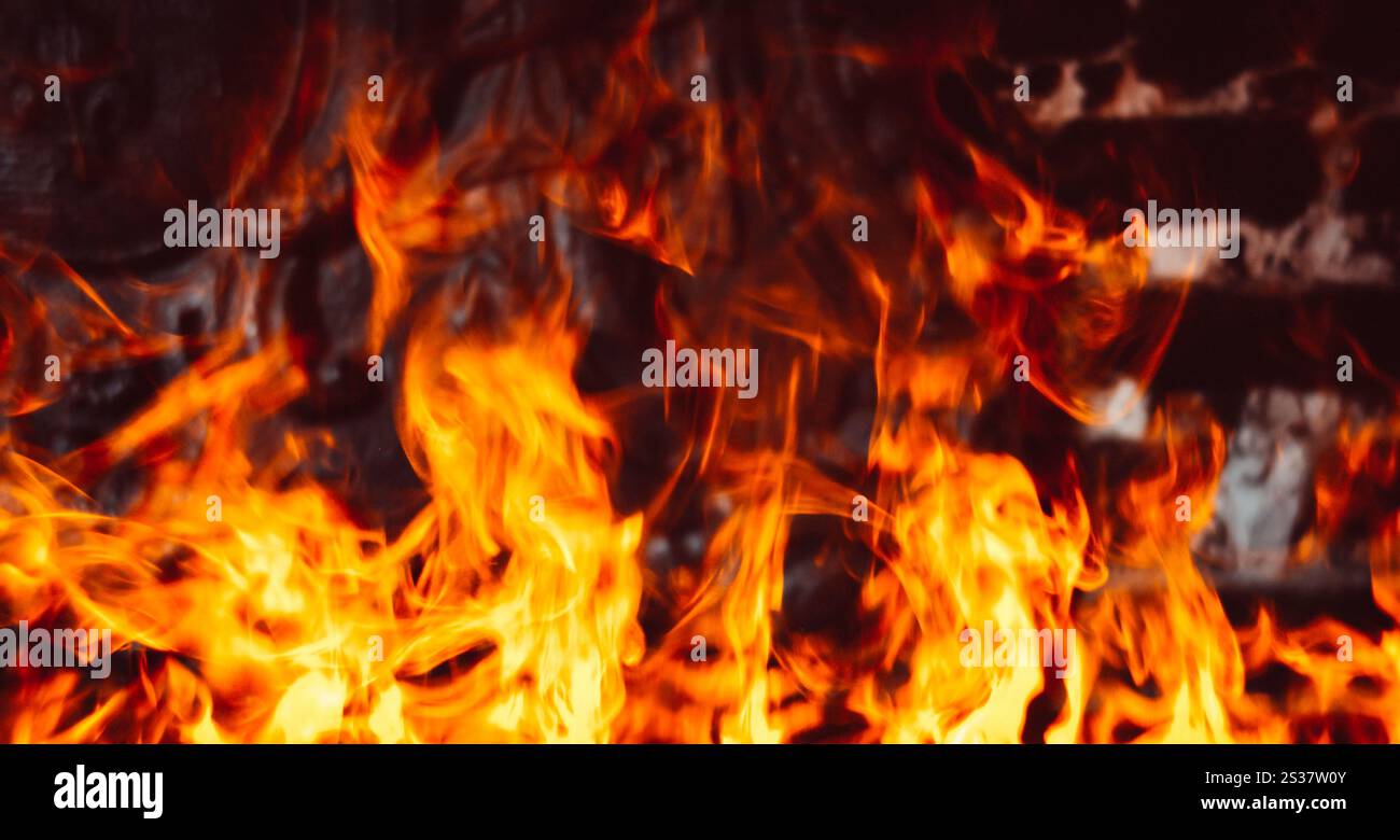 Flammes dans la cheminée. Fond de texture isolé sur un fond noir. Fond de texture flammes sur fond noir Banque D'Images