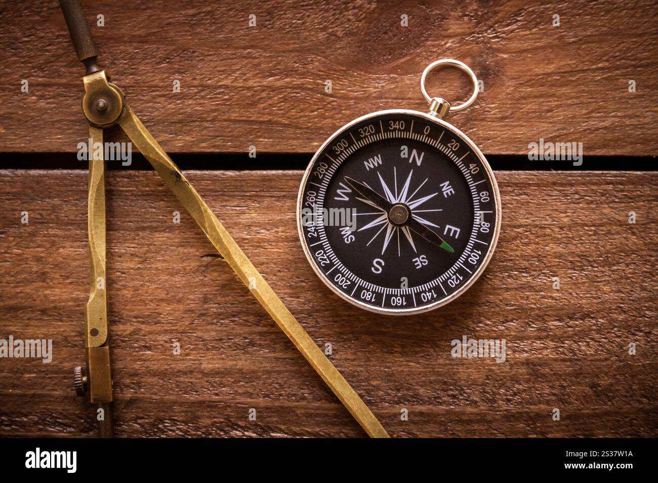 Dessin vintage et boussole de navigation sur une planche de bois rustique Banque D'Images