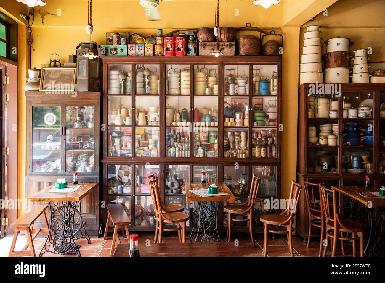 Un restaurant de style thaïlandais dans la ville et la province de Ratchaburi en Thaïlande, Thaïlande, Ratchaburi, novembre, 13, 2023. VILLE THAÏLANDAISE DE RATCHABURI Banque D'Images