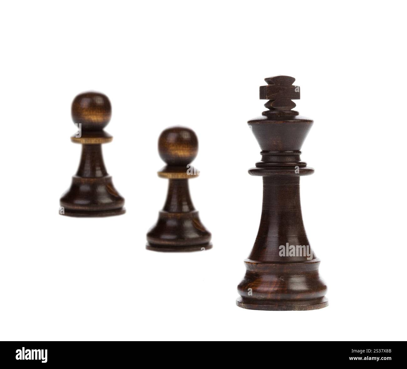 Roi des échecs debout isolé sur fond blanc. Roi des échecs debout Banque D'Images