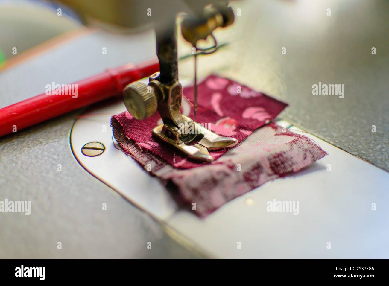 pied de la machine à coudre gros plan photo rétro. Photo numérique. pied de la machine à coudre gros plan photo rétro Banque D'Images