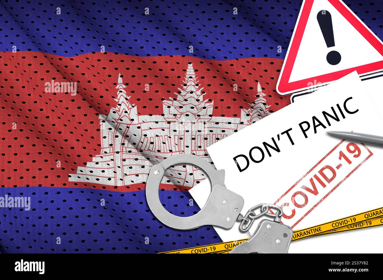 Drapeau cambodgien et menottes de police avec inscription ne paniquez pas sur papier blanc. Concept de coronavirus ou virus pandémique 2019-nCoV. Drapeau du Cambodge et Banque D'Images