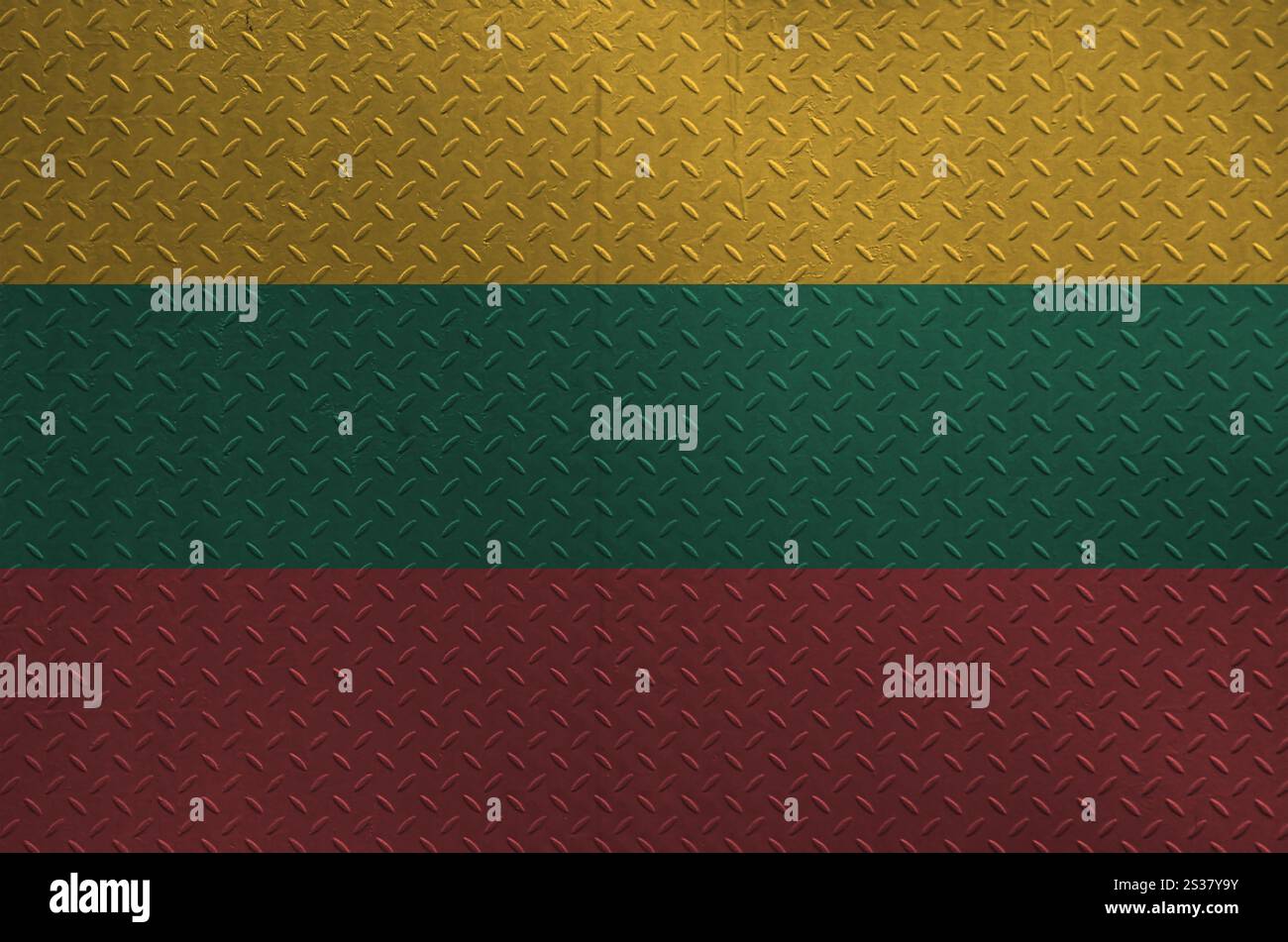 Drapeau lituanien représenté dans les couleurs de peinture sur la vieille plaque de métal brossé ou le mur en gros plan. Bannière texturée sur fond brut. Drapeau lituanien représenté à la Banque D'Images