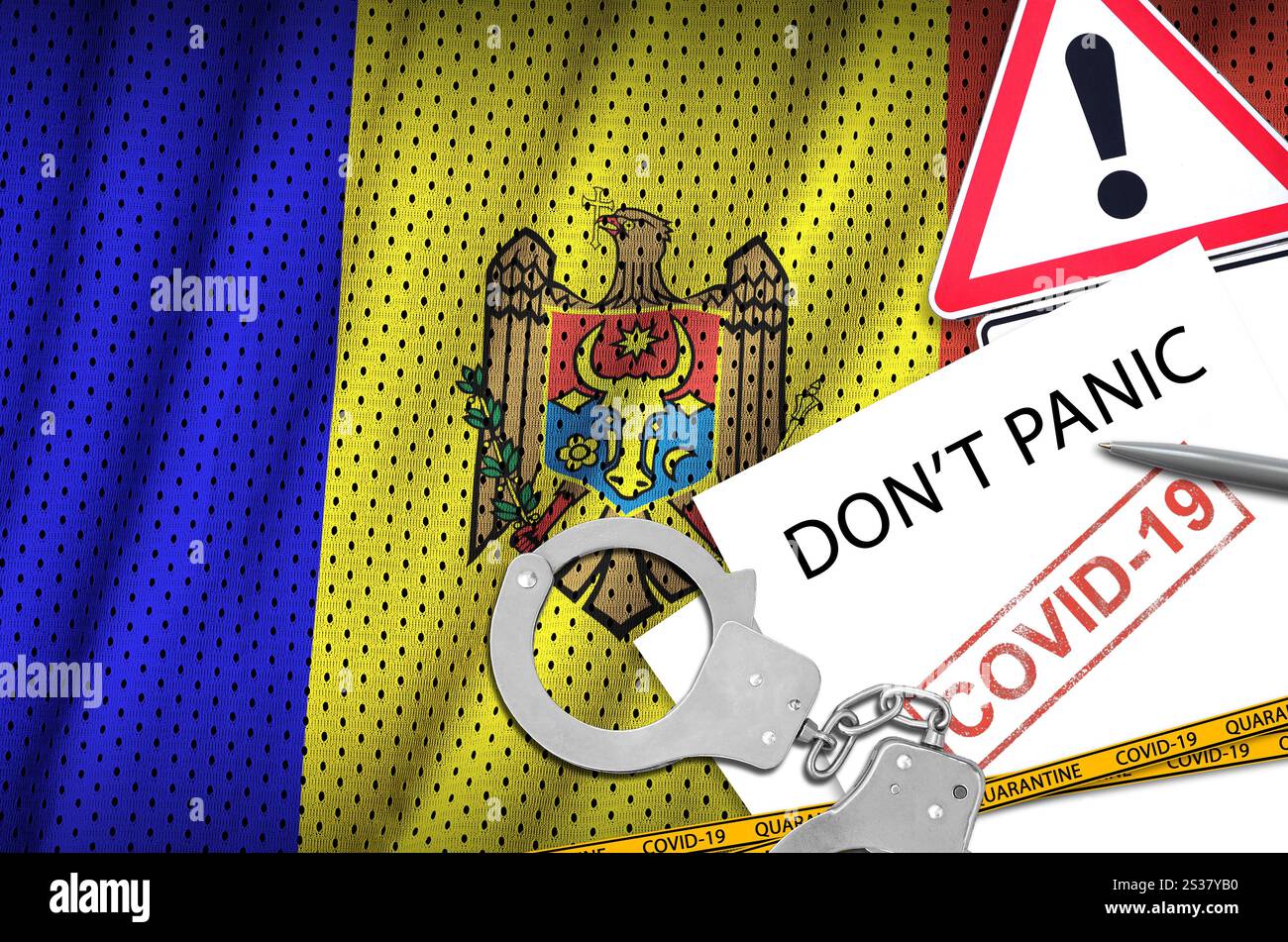 Drapeau moldave et menottes de police avec inscription ne paniquez pas sur papier blanc. Concept de coronavirus ou virus pandémique 2019-nCoV. Drapeau moldave et Banque D'Images