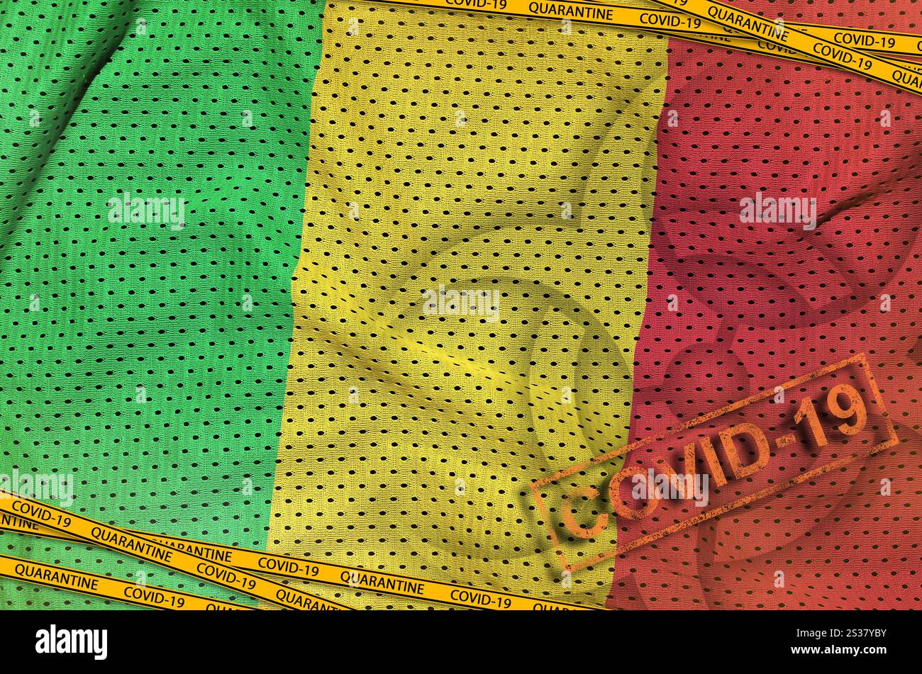 Drapeau du Mali et symbole de danger biologique COVID-19 avec ruban orange de quarantaine et timbre. Concept de coronavirus ou virus pandémique 2019-nCoV. Drapeau du Mali et Banque D'Images