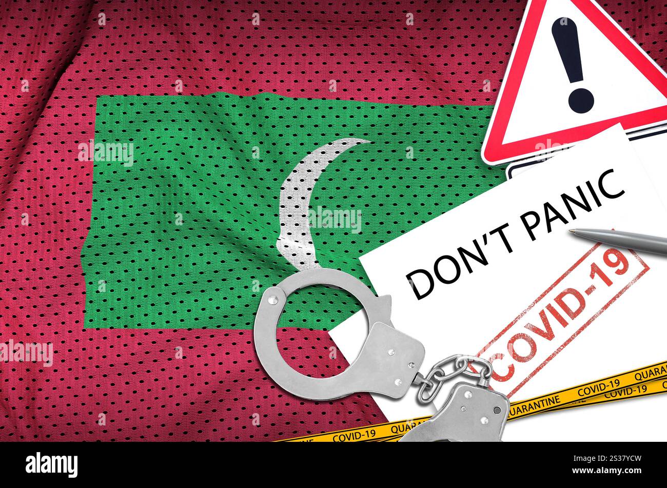 Drapeau des Maldives et menottes de police avec inscription ne paniquez pas sur papier blanc. Concept de coronavirus ou virus pandémique 2019-nCoV. Drapeau des Maldives et Banque D'Images