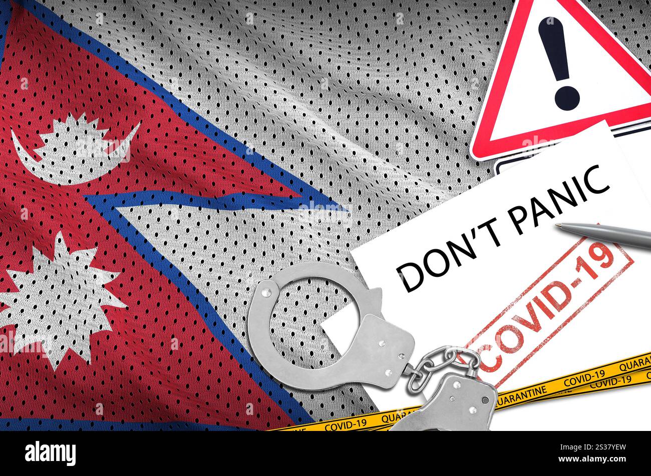 Drapeau du Népal et menottes de police avec inscription ne paniquez pas sur papier blanc. Concept de coronavirus ou virus pandémique 2019-nCoV. Drapeau et police du Népal Banque D'Images