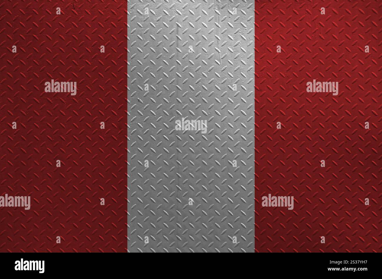 Drapeau du Pérou représenté dans les couleurs de peinture sur la vieille plaque de métal brossé ou le mur en gros plan. Bannière texturée sur fond brut. Drapeau du Pérou représenté en peinture Banque D'Images