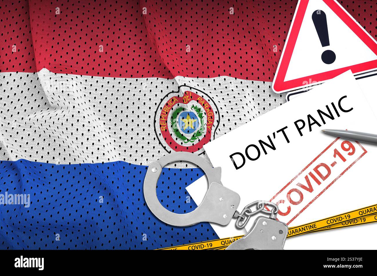 Drapeau du Paraguay et menottes de police avec inscription ne paniquez pas sur papier blanc. Concept de coronavirus ou virus pandémique 2019-nCoV. Drapeau du Paraguay et Banque D'Images