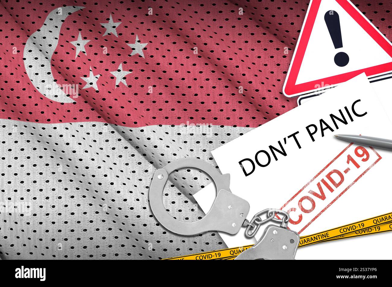 Drapeau de Singapour et menottes de police avec inscription ne paniquez pas sur papier blanc. Concept de coronavirus ou virus pandémique 2019-nCoV. Drapeau de Singapour et Banque D'Images