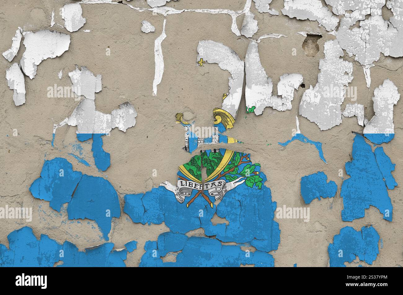 Drapeau de Saint-Marin représenté en couleurs de peinture sur un vieux mur de béton désordonné obsolète en gros plan. Bannière texturée sur fond brut. Drapeau de Saint-Marin représenté Banque D'Images