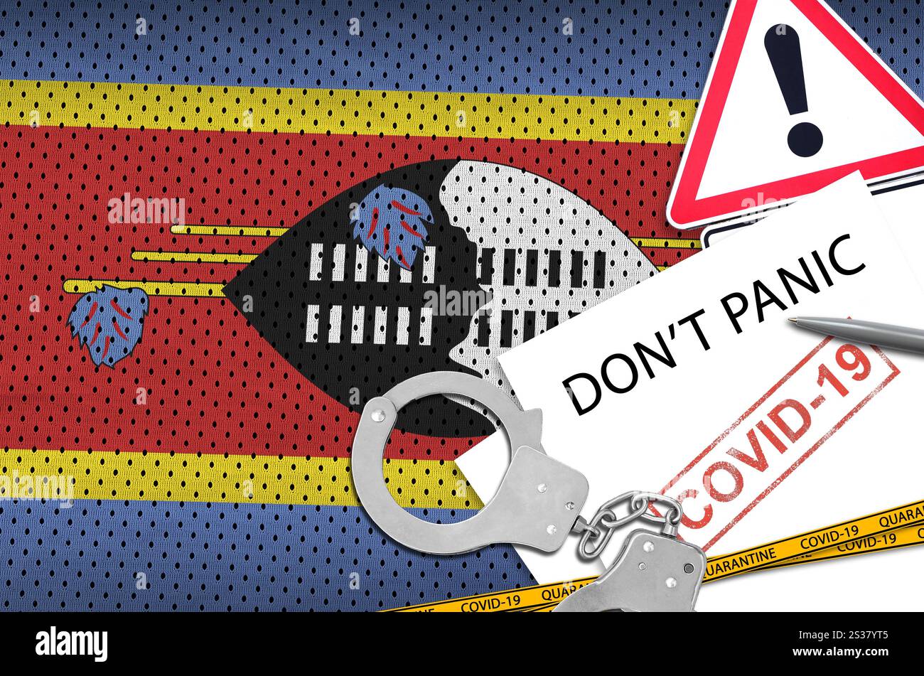 Drapeau du Swaziland et menottes de police avec inscription ne paniquez pas sur papier blanc. Concept de coronavirus ou virus pandémique 2019-nCoV. Drapeau du Swaziland et Banque D'Images