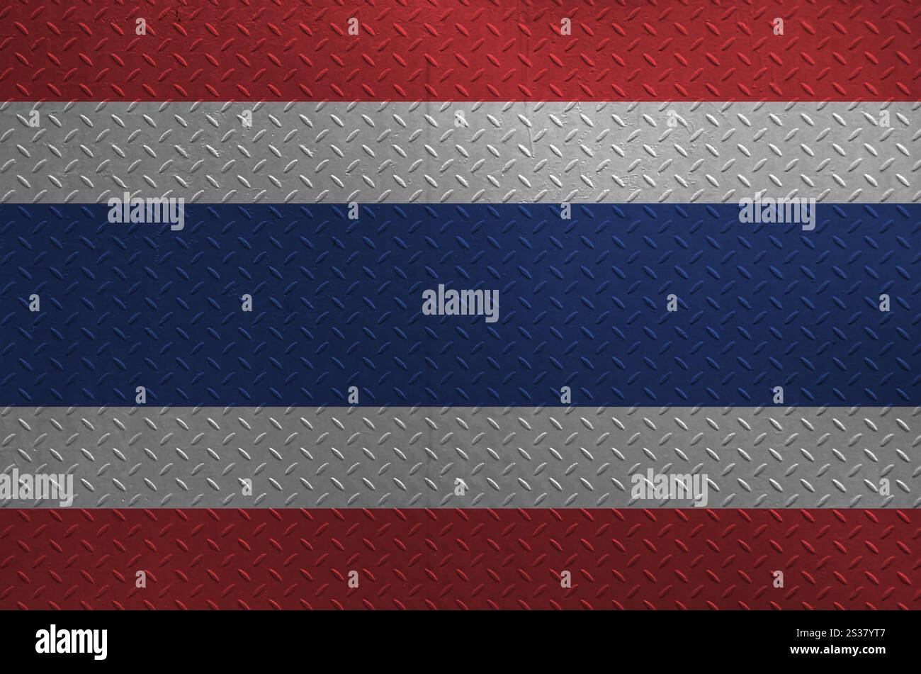 Drapeau de Thaïlande représenté dans les couleurs de peinture sur la vieille plaque de métal brossé ou le mur en gros plan. Bannière texturée sur fond brut. Drapeau thaïlandais représenté à la Banque D'Images