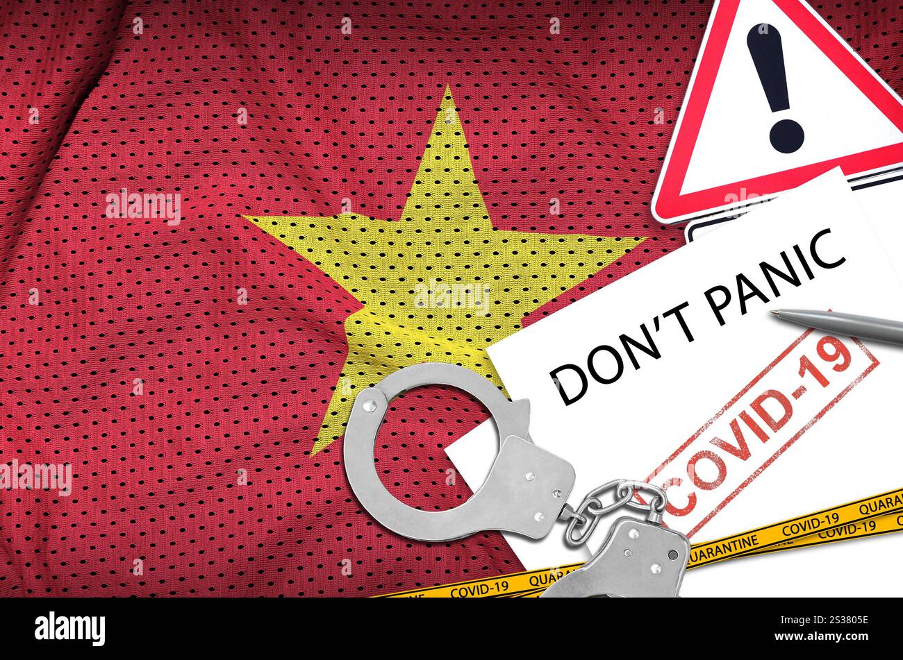 Drapeau du Vietnam et menottes de police avec inscription ne paniquez pas sur papier blanc. Concept de coronavirus ou virus pandémique 2019-nCoV. Drapeau Vietnam et Banque D'Images