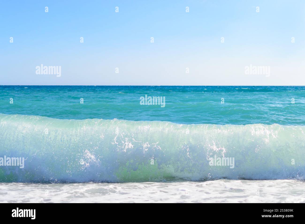 vague de la mer bleu ciel clair photo. vague de la mer Banque D'Images