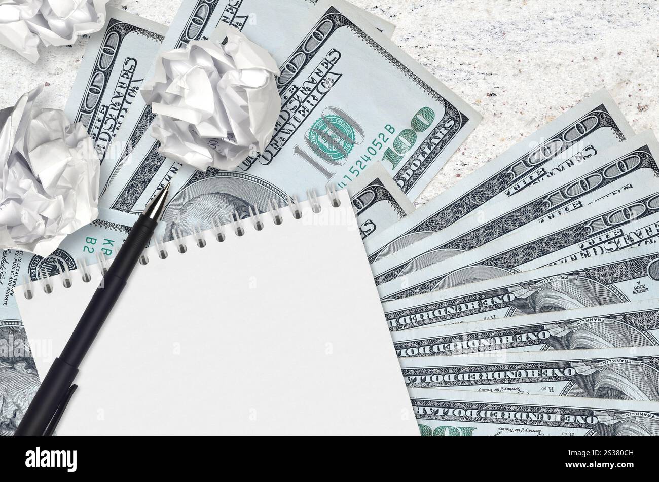 Billets de 100 dollars américains et boules de papier froissé avec bloc-notes. Mauvaises idées ou moins de concept d'inspiration. Recherche d'idées d'investissement. 100 US Banque D'Images