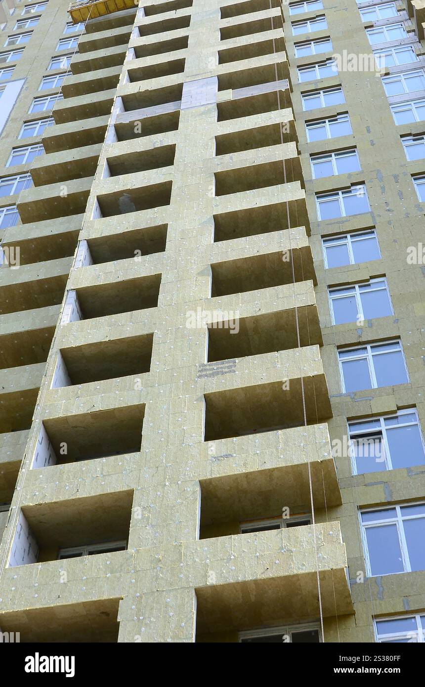 Nouvelle ville résidentielle multi magasin apartement haute façade de maison de bâtiment en construction. Façade de maison de construction d'appartements résidentiels multi-magasins Banque D'Images