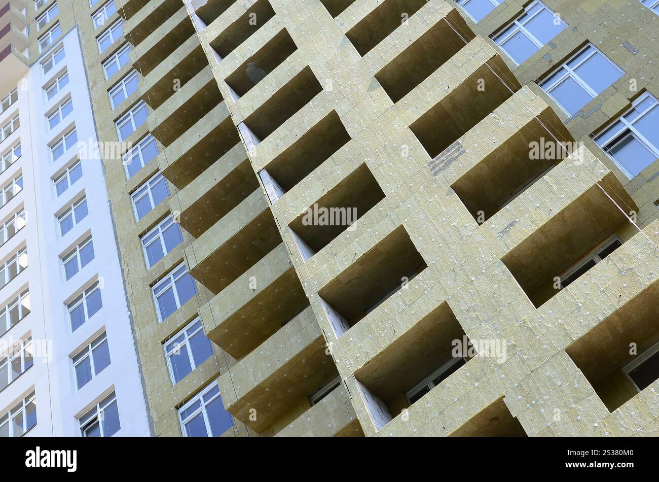 Nouvelle ville résidentielle multi magasin apartement haute façade de maison de bâtiment en construction. Façade de maison de construction d'appartements résidentiels multi-magasins Banque D'Images