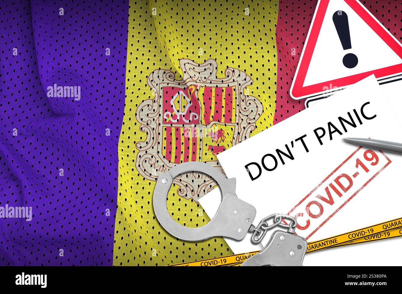 Drapeau andorran et menottes de police avec inscription ne paniquez pas sur papier blanc. Concept de coronavirus ou virus pandémique 2019-nCoV. Drapeau d'Andorre et Banque D'Images
