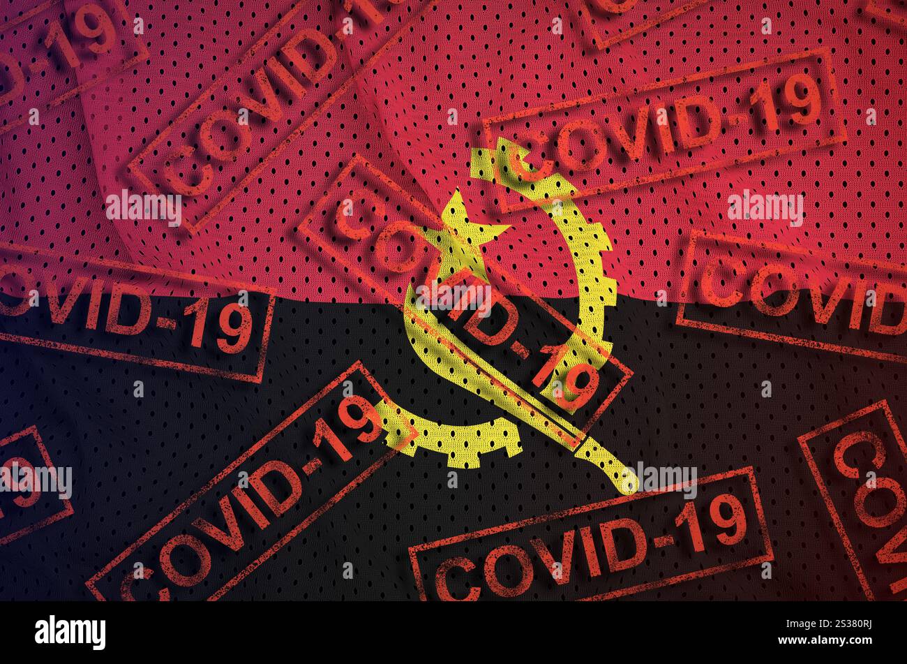 Drapeau de l'Angola et de nombreux timbres rouges COVID-19. Concept de coronavirus ou virus pandémique 2019-nCoV. Drapeau de l'Angola et de nombreux timbres rouges COVID-19. Coronavirus ou Banque D'Images