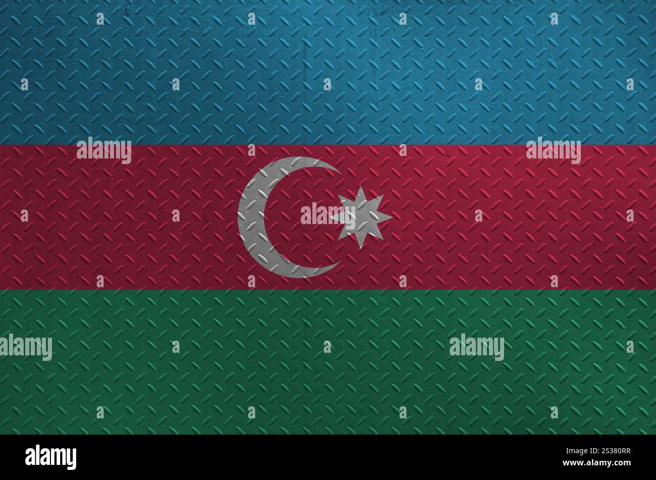 Drapeau de l'Azerbaïdjan représenté dans les couleurs de peinture sur la vieille plaque de métal brossé ou le mur en gros plan. Bannière texturée sur fond brut. Drapeau azerbaïdjanais représenté Banque D'Images