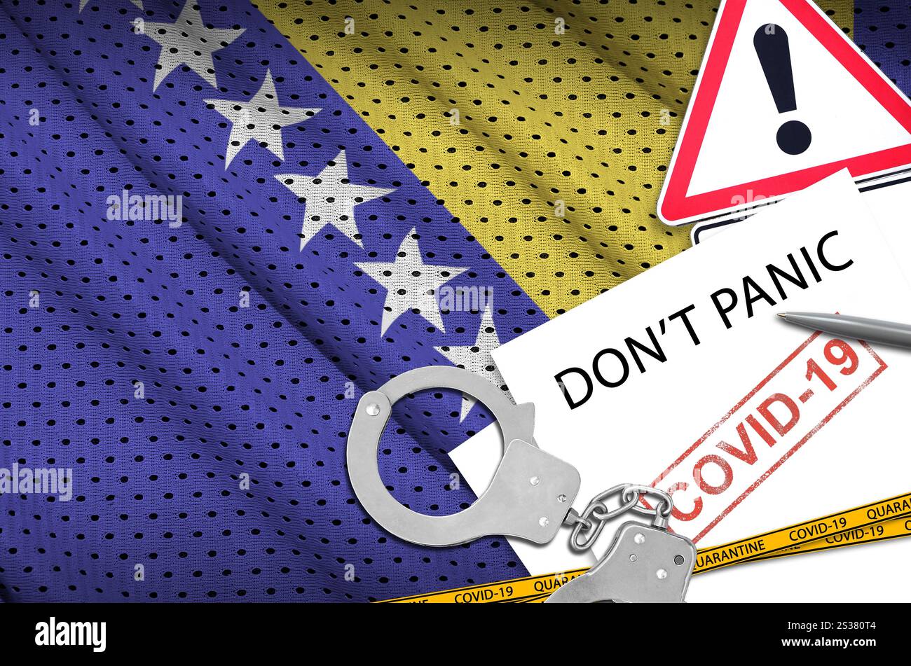 Drapeau de Bosnie-Herzégovine et menottes de police avec inscription ne paniquez pas sur papier blanc. Concept de coronavirus ou virus pandémique 2019-nCoV. Bosnie Banque D'Images