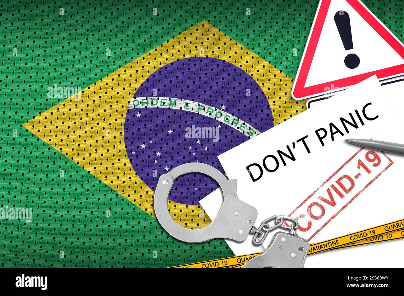Drapeau du Brésil et menottes de police avec inscription ne paniquez pas sur papier blanc. Concept de coronavirus ou virus pandémique 2019-nCoV. Drapeau et police du Brésil Banque D'Images