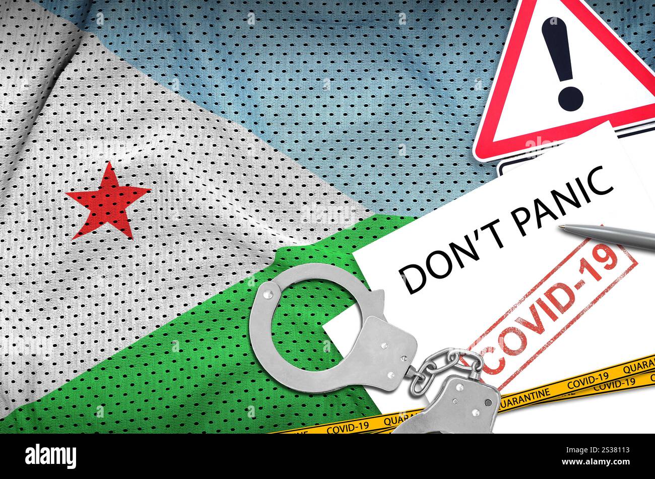 Drapeau de Djibouti et menottes de police avec inscription ne paniquez pas sur papier blanc. Concept de coronavirus ou virus pandémique 2019-nCoV. Drapeau de Djibouti et Banque D'Images