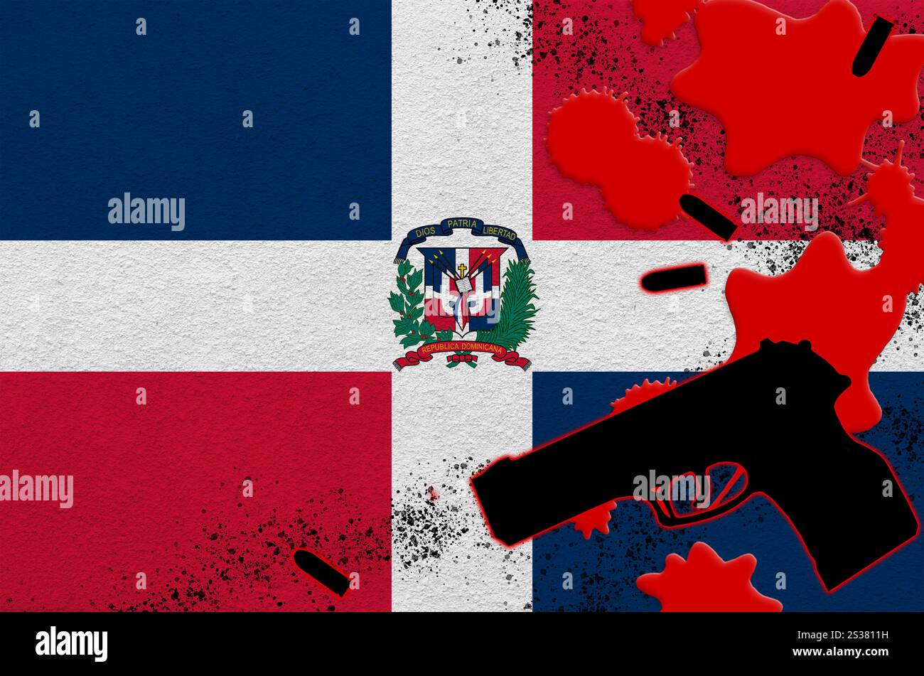 Drapeau de la République Dominicaine et arme à feu noire de sang rouge. Concept d'attaque terroriste ou d'opérations militaires ayant un résultat létal. Arme de poing dangereuse Banque D'Images