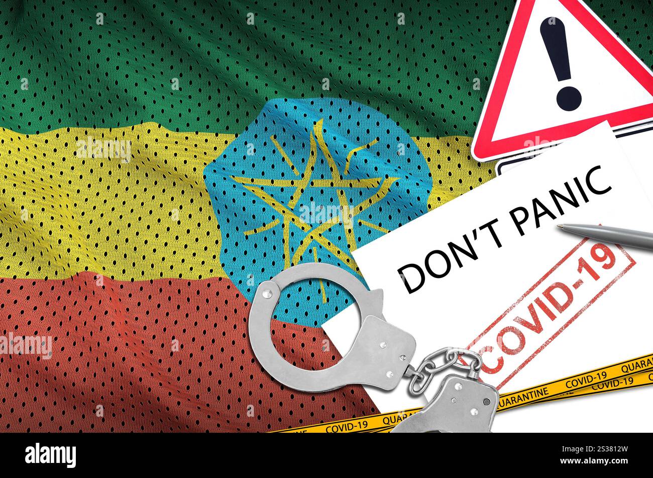 Drapeau éthiopien et menottes de police avec inscription ne paniquez pas sur papier blanc. Concept de coronavirus ou virus pandémique 2019-nCoV. Drapeau éthiopien et Banque D'Images