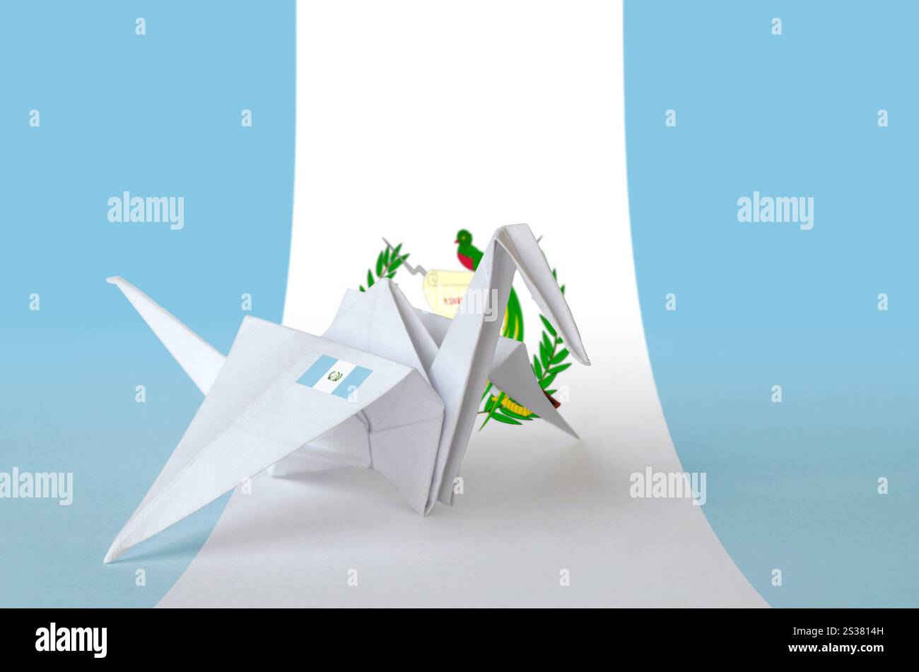 Drapeau guatémaltèque représenté sur une aile de grue en papier origami. Concept d'arts orientaux faits à la main. Drapeau guatémaltèque représenté sur une aile de grue en papier origami. Fait à la main Banque D'Images